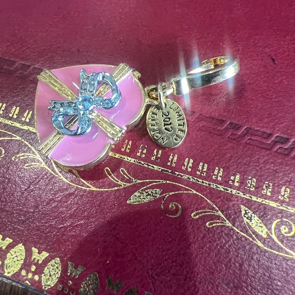 Juicy Couture Charm 2017 Limited Edition Valentines Candy Box - Picture 8 of 11